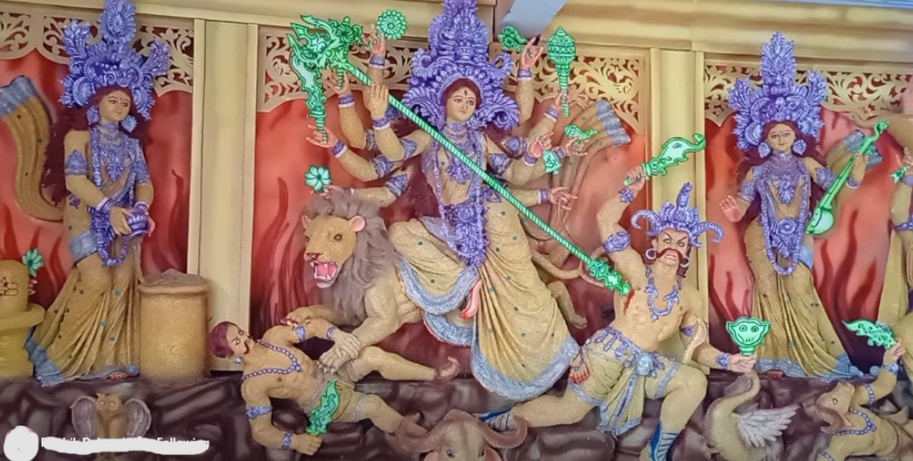 মুগ ডালে দুর্গাপ্রতিমা, বুধহাটায় দর্শনার্থীদের আগ্রহ