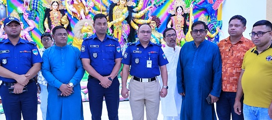দেবহাটার বিভিন্ন পূজাম-প পরিদর্শন করেছেন পুলিশ সুপার আশরাফুল আলম