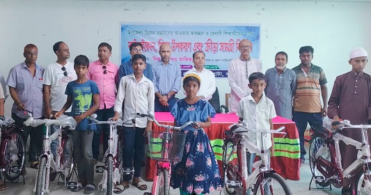 দেবহাটায় অসচ্ছল ও মেধাবী শিক্ষার্থীদের মাঝে শিক্ষা ও ক্রীড়া সামগ্রী বিতরণ