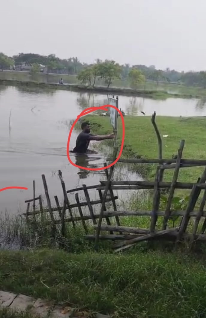দেবহাটায় সাইনবোর্ড তুলে নিয়ে মন্দিরের জমি দখলের হুমকি