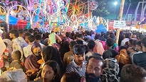 আলো ঝলমলে রাতের গুড়পুকুর মেলা, বাড়ছে দর্শনার্থীদের আনাগোনা
