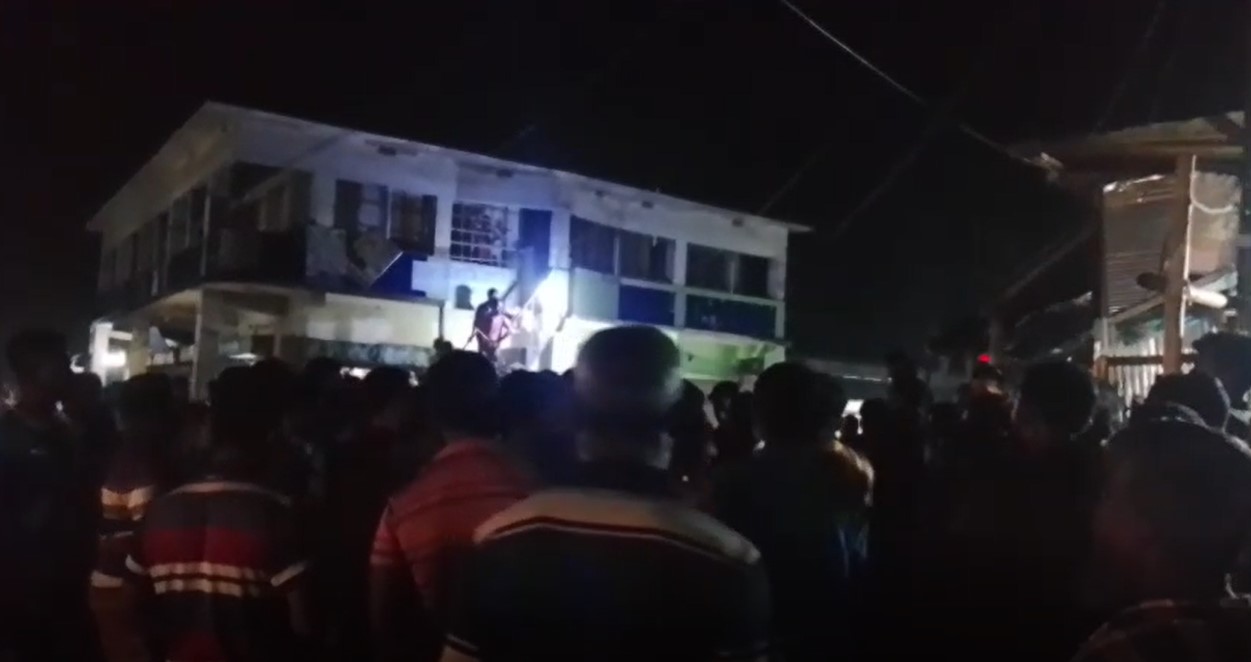 তালায় মাদকবিরোধী অভিযানে পুলিশের ওপর হামলা: আটক ৩