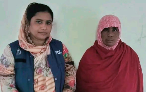 দেবহাটায় এসআরবি’র অভিযানে ৬৯৬ বোতল উইনকোরেক্স সিরাপসহ নারী আটক