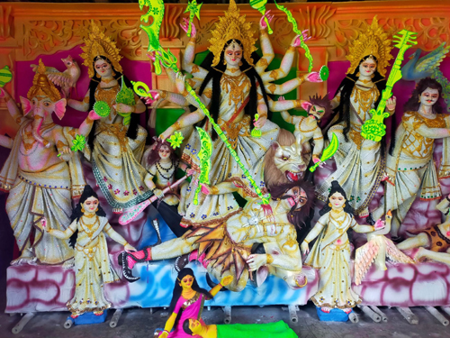 দৃশ্যমান হয়ে উঠছে ৩৫ হাজার মুক্তায় গাঁথা বুড়িয়ার দুর্গাপ্রতিমা