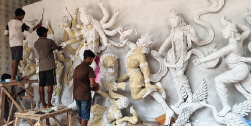 কলারোয়ার উত্তর মুরারিকাটি পালপাড়ায় এবার দুর্গাপ্রতিমায় নতুন চমক, সাদা তিলে গড়া অনন্য শিল্পকর্ম