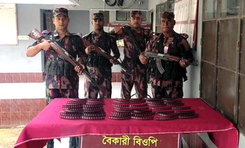 সাতক্ষীরা সীমান্তে বিজিবির অভিযানে প্রায় নয় লক্ষ টাকার চোরাচালানী মালামাল আটক
