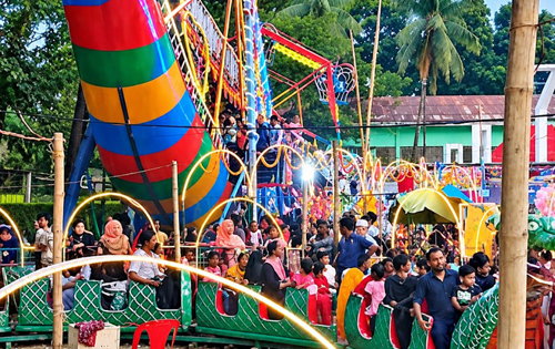 গুড়পুকুরের মেলায় নাগরদোলা-ঘোড়া-ট্রেনে মেতে উঠেছে শিশুরা