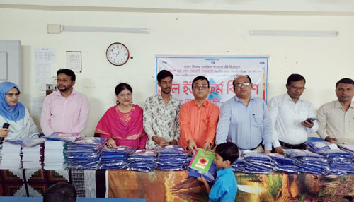 দক্ষিণ কাটিয়া সরকারি প্রাথমিক বিদ্যালয়ে শিক্ষার্থীদের ইউনিফর্ম ও খাতা বিতরণ