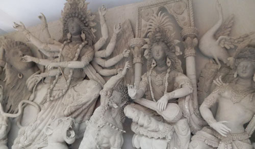 শ্যামনগরে ৭১টি মন্ডপে শারদীয়া দুর্গোৎসব, রং দেওয়ার প্রস্ততি