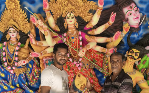 রং-তুলির আঁচড়ে শেষ মুহূর্তের রূপ পাচ্ছে প্রতিমা, দেবহাটায় ২১ মন্ডপে পূজা