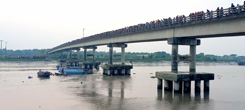 পাইকগাছায় কপোতাক্ষ নদে ডুবে যাওয়া কার্গো উদ্ধার অভিযান শুরু