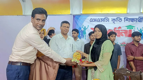 সাতক্ষীরায় ৫০ অসচ্ছল ও মেধাবী শিক্ষার্থী পেল ব্যাগ ও শিক্ষা উপকরণ