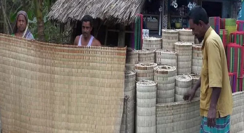 প্লাস্টিকের দাপটে বিলীন হতে বসেছে পাটকেলঘাটার ঐতিহ্যবাহী মাদুরশিল্প
