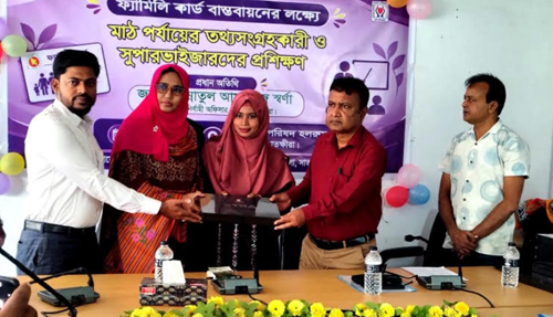 তালায় ফ্যামিলি কার্ডের তথ্য সংগ্রহকারীদের প্রশিক্ষণ প্রদান