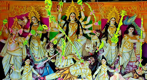 বৈচিত্র্যময় প্রতিমা, সম্প্রীতির বার্তা ও উৎসবের রঙে সাতক্ষীরা