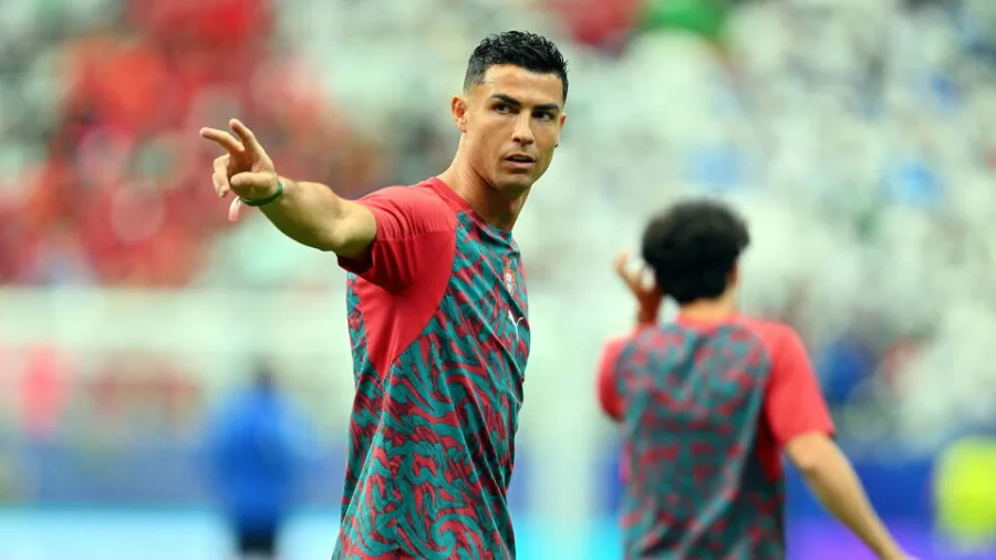 রোনালদোর ঘোষণা, ‘ইতিহাসের সেরা ফুটবলার আমি’