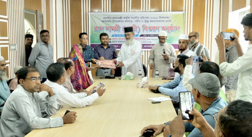 আশাশুনিতে দুর্গাপূজা উপলক্ষে শাড়ি ও অনুদানের চেক বিতরণ করলেন এমপি রবিউল বাশার