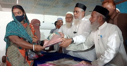 তালায় শারদীয় দুর্গাপূজা উপলক্ষে শাড়ি বিতরণ করলেন মোঃ ইজ্জত উল্লাহ-এমপি