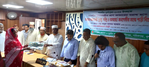 পাইকগাছায় দুর্গা পূজা উপলক্ষে অসহায় জনগোষ্ঠীর মাঝে শাড়ি বিতরণ