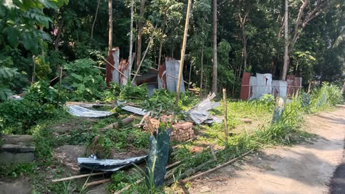 পাইকগাছায় সরকারি রাস্তার পাশের ইজারার স্থাপনা সরিয়ে দিল বিক্ষুব্ধ জনতা