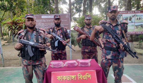 কলারোয়া সীমান্তে দুই লক্ষাধিক টাকার চোরাচালানী মালামাল আটক করেছে বিজিবি