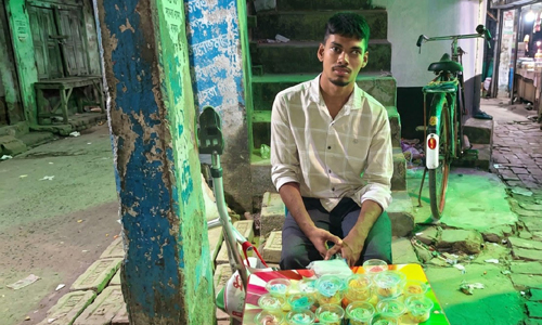 শ্যামনগরে প্রতিবন্ধকতা জয় করে স্বাবলম্বী হওয়ার স্বপ্ন সোহাগের