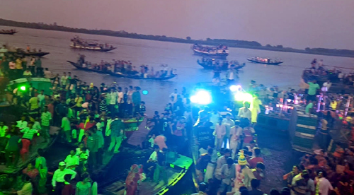 শ্যামনগরের দুর্গাবাটিতে হাজারো দর্শনার্থীর উপস্থিতিতে প্রতিমা বিসর্জন