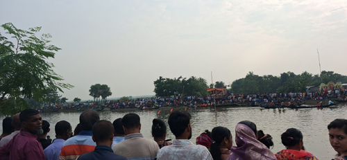হেমন্তের শান্ত বলুয়া নদীতে বিজয়া দশমীর নৌকাবাইচ: তালের ছন্দে মুখর দুই তীর