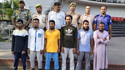 ভারতের কারাগারে সাজা শেষে বেনাপোল দিয়ে দেশে ফিরলেন ৬ বাংলাদেশি যুবক