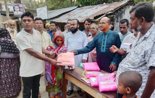 কেশবপুরে ডেঙ্গু প্রতিরোধে হতদরিদ্রদের মাঝে মশারি বিতরণ করলেন মেয়র প্রার্থী ফারুকে আজম