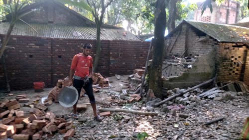 আশাশুনিতে পৈতৃক জমিতে প্রাচীর নির্মাণে বাধা ও প্রাণনাশের হুমকির অভিযোগ