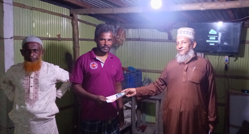 কাউনডাঙ্গায় বাড়ি বাড়ি গিয়ে দোয়া চাইলেন চেয়ারম্যান প্রার্থী রমজান আলী