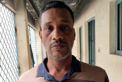 সাতক্ষীরা আদালতে পুলিশকে লক্ষ্য করে জুতা নিক্ষেপ আসামির