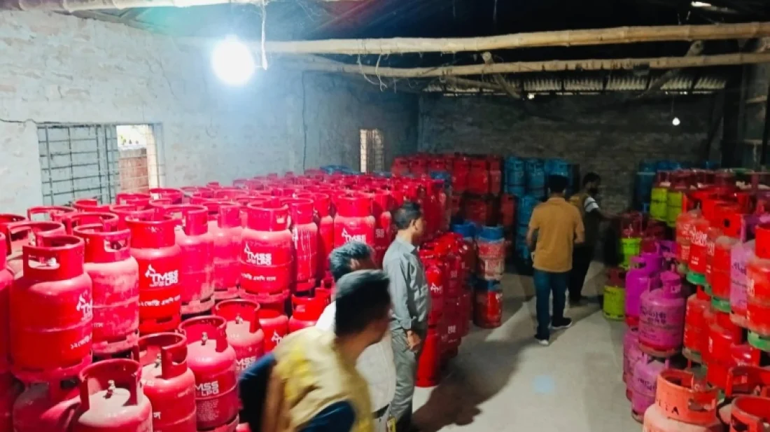 নির্ধারিত দামে মিলছে না এলপিজি, আবারও ‘দাম বাড়াতে’ শুনানি